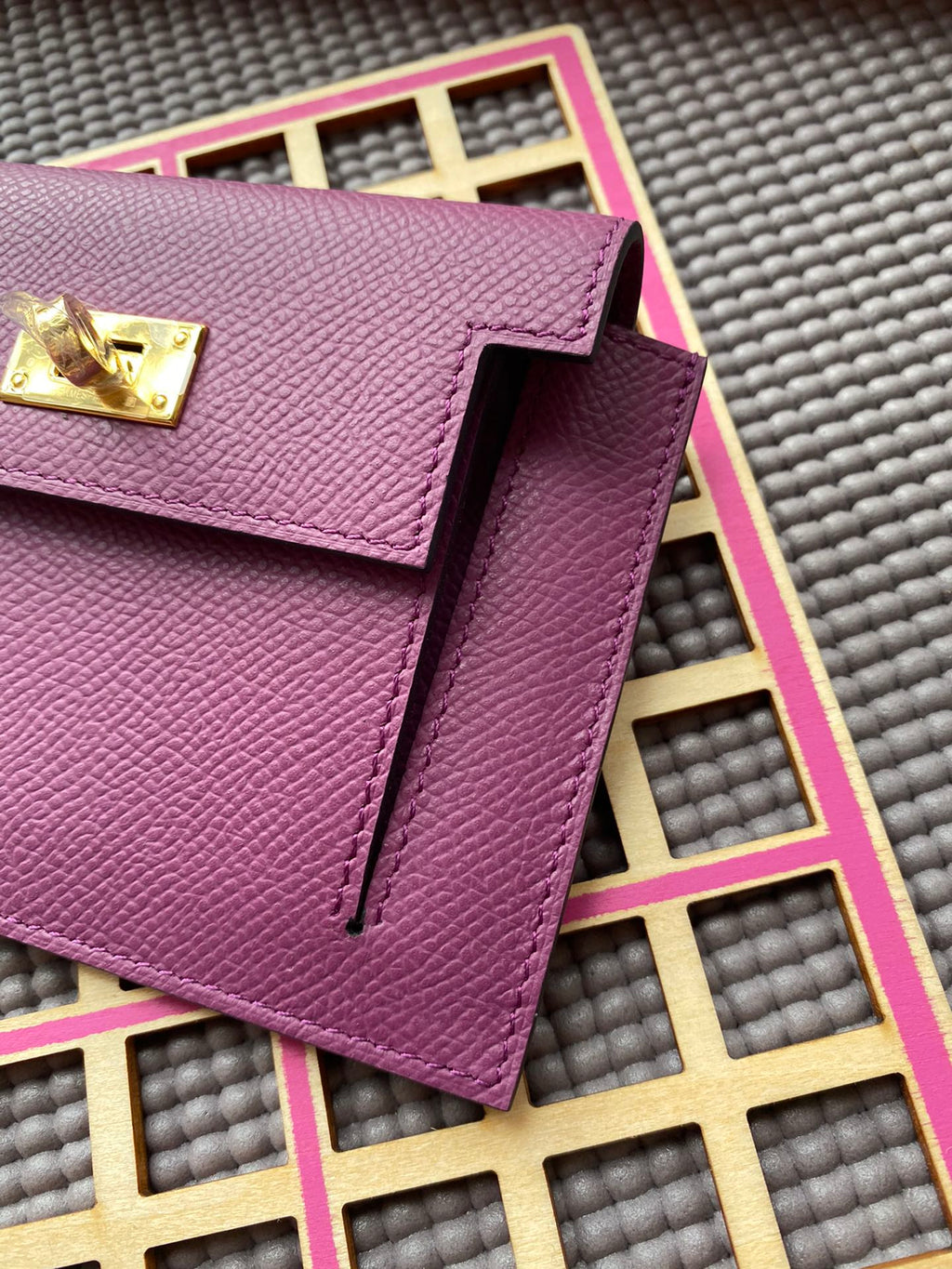 Hermes Kelly Pocket 13.5 Purple Epsom Ghw