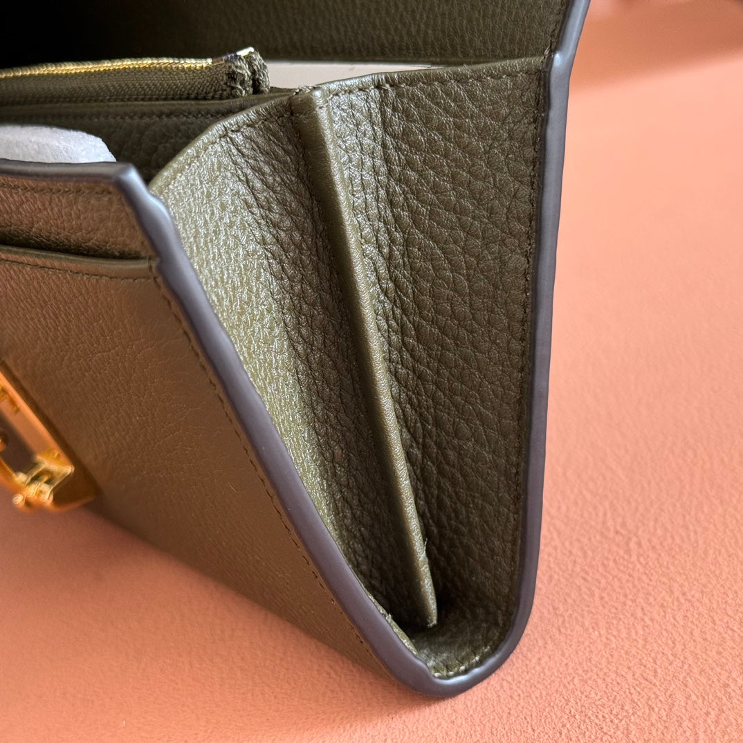 Gucci Softbit Continental Wallet 19 in Green Grainy Calfskin Gold Hardware